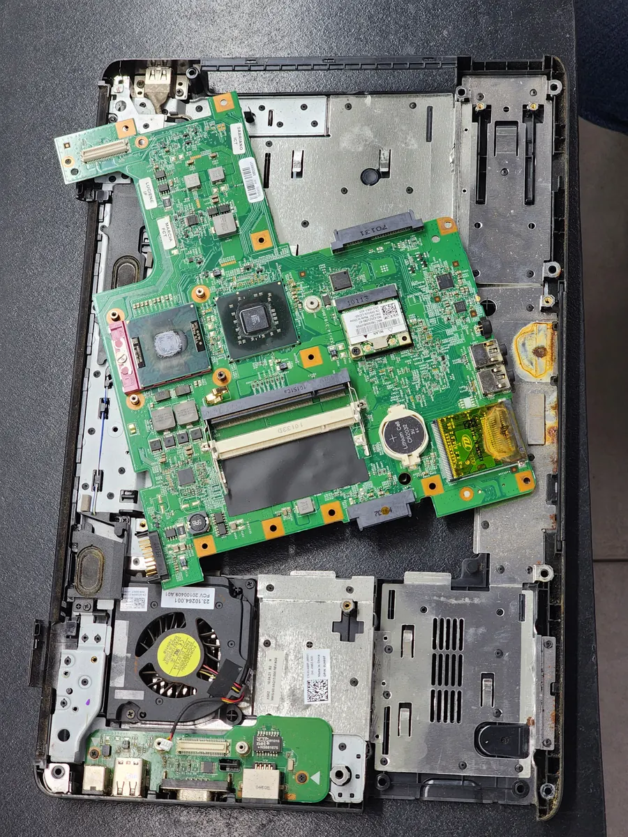 Placa-mãe de notebook exposta na bancada