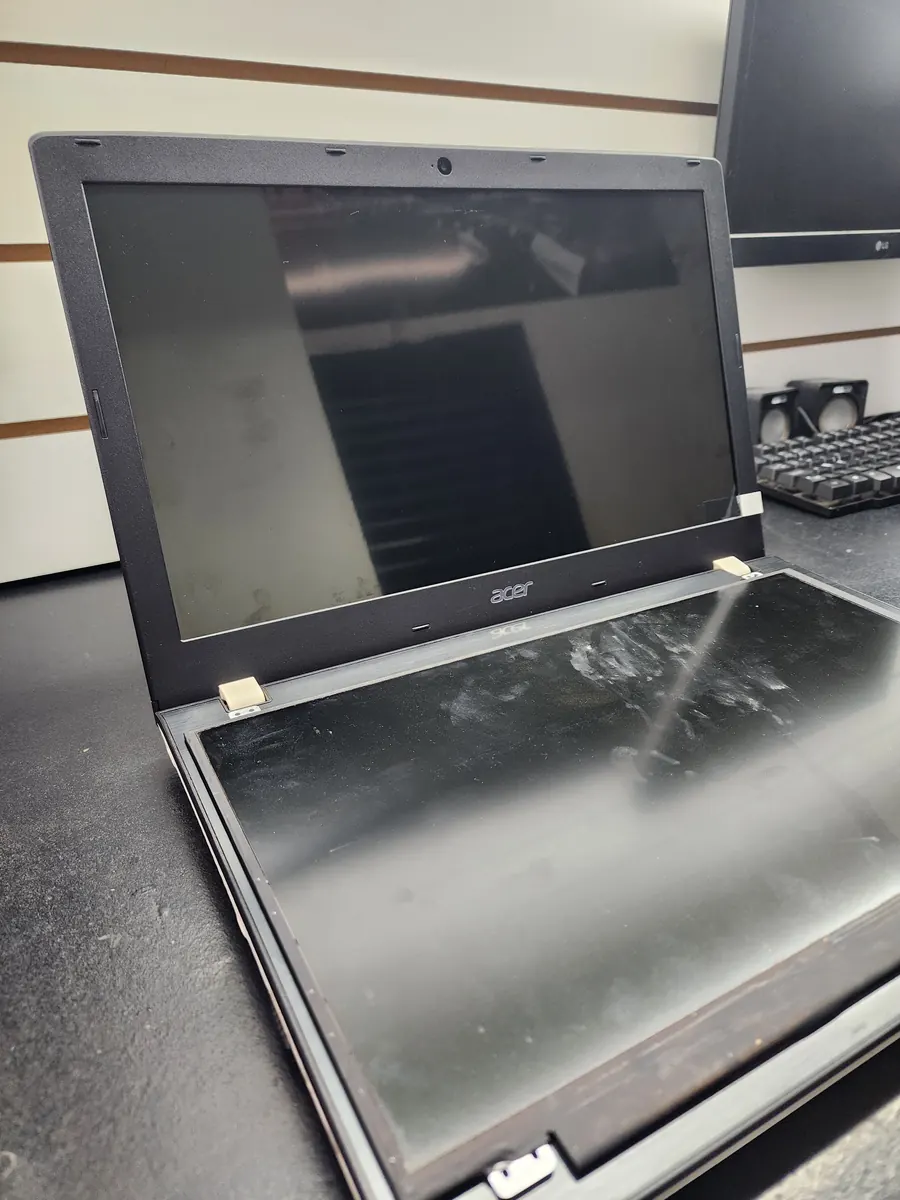 Notebook com a tela desmontada para troca
