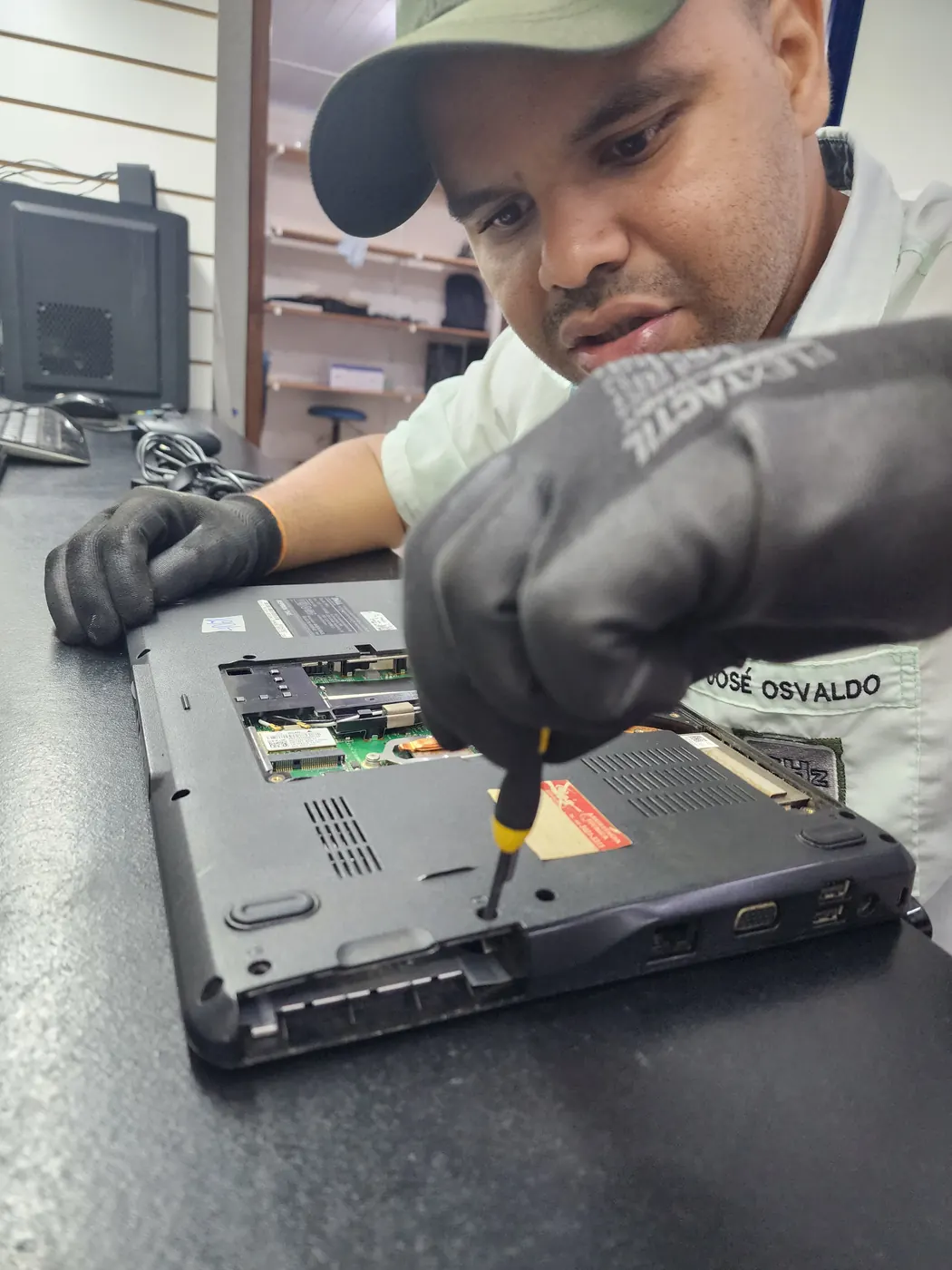 Técnico da GHz abrindo um notebook na bancada
