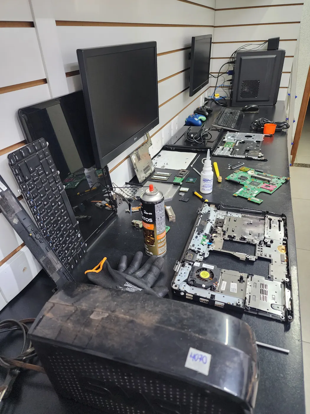 Nobreak na bancada de manutenção da GHz